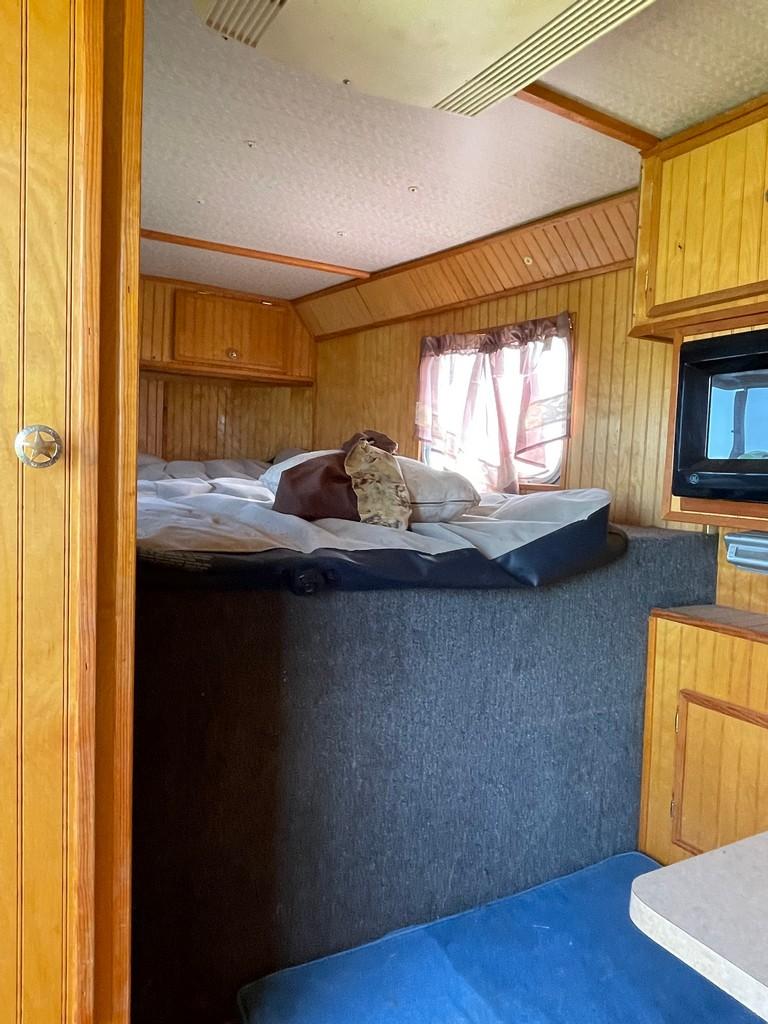 1997 Sooner 3 Horse trailer with living area