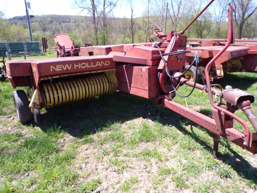 NH 310 Square Baler w/Kicker  (5467)