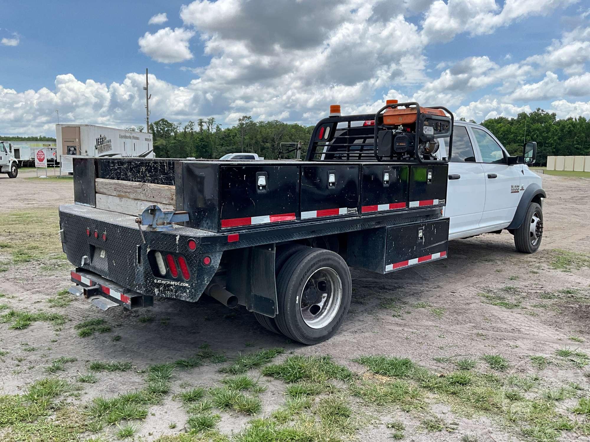 2017 RAM 5500 HD SINGLE AXLE CREW CAB 4X4 FLATBED TRUCK VIN: 3C7WRNFL2HG636654