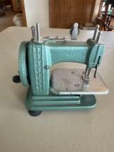 Vintage Betsy Ross mini sewing machine.... Excellent.