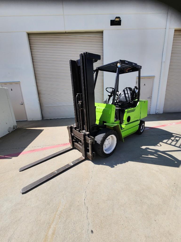 Used Clark Forklift Runs With Propane 5011 Hours on meter GPX-30 3 Stage Forks 15.5ft