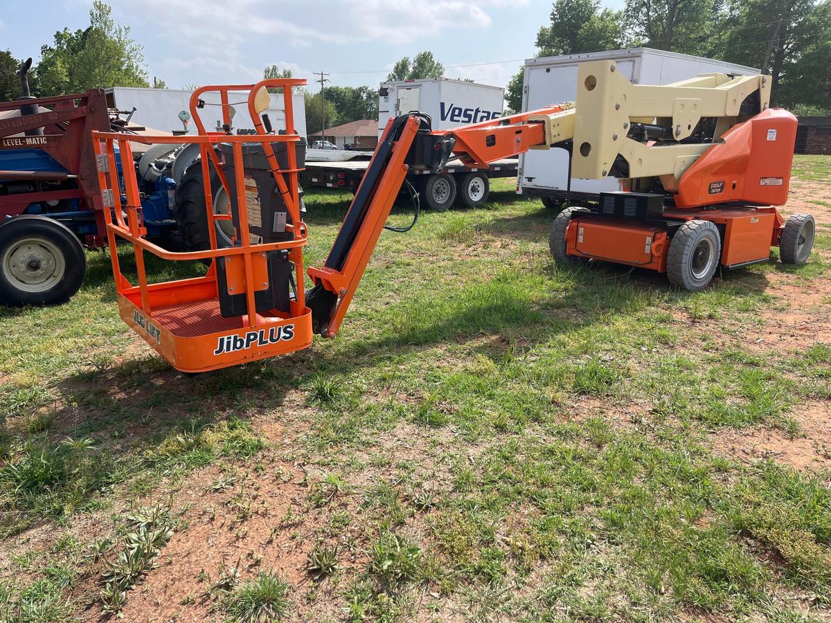 2019 JLG lift with basket