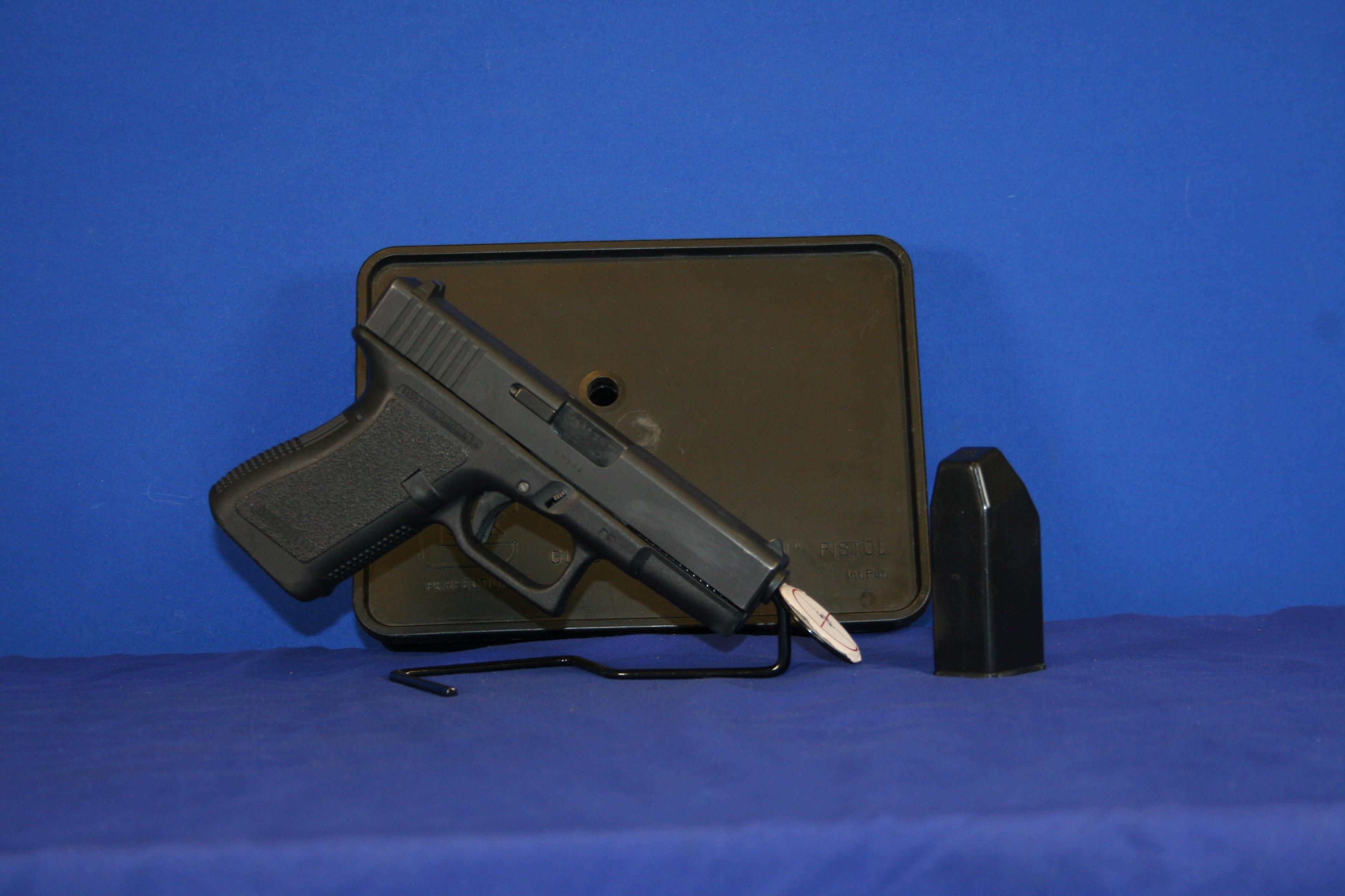 Glock 19 Gen 2 9 mm, 4" Barrel. No Mags. In Good Condition. SN# GP244US. OK for Sale in California.