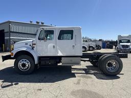 2001 International 4900 4x2 Straight Truck