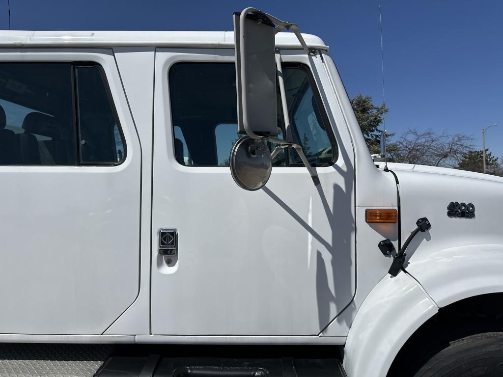 2001 International 4900 4x2 Straight Truck