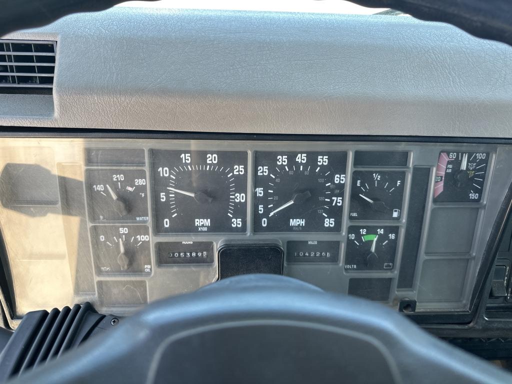 2001 International 4900 4x2 Straight Truck