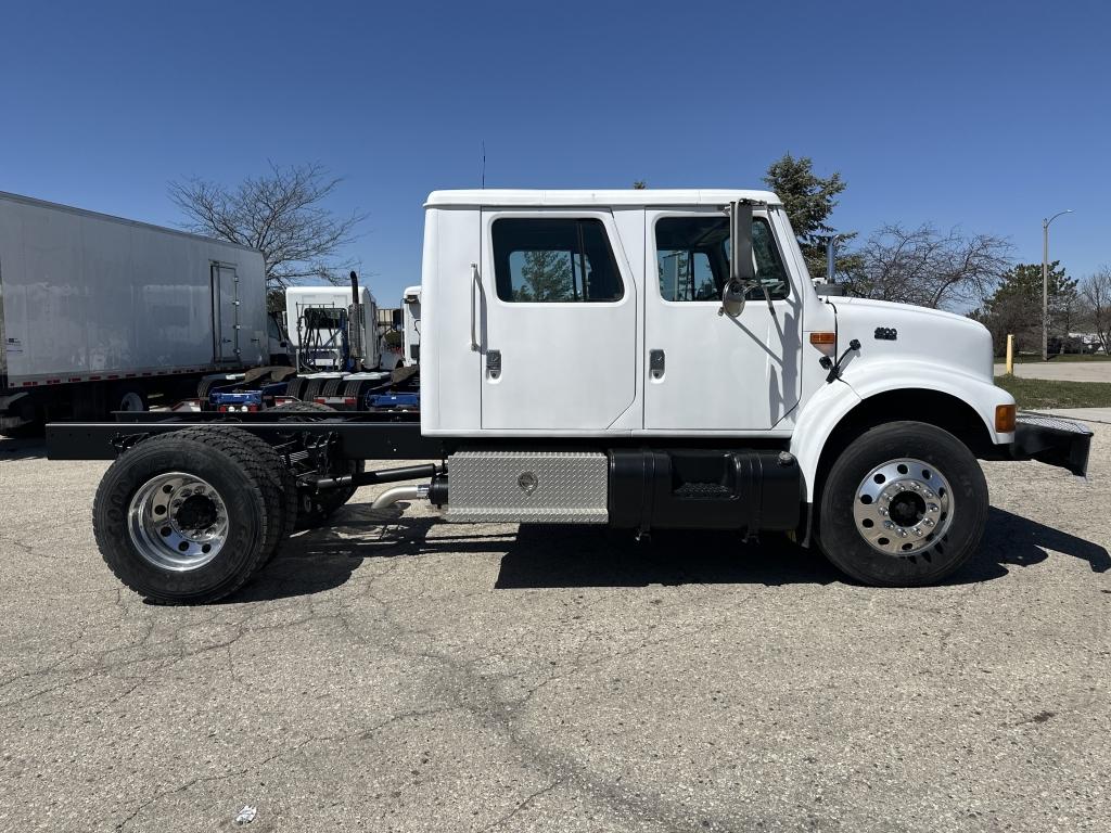 2001 International 4900 4x2 Straight Truck