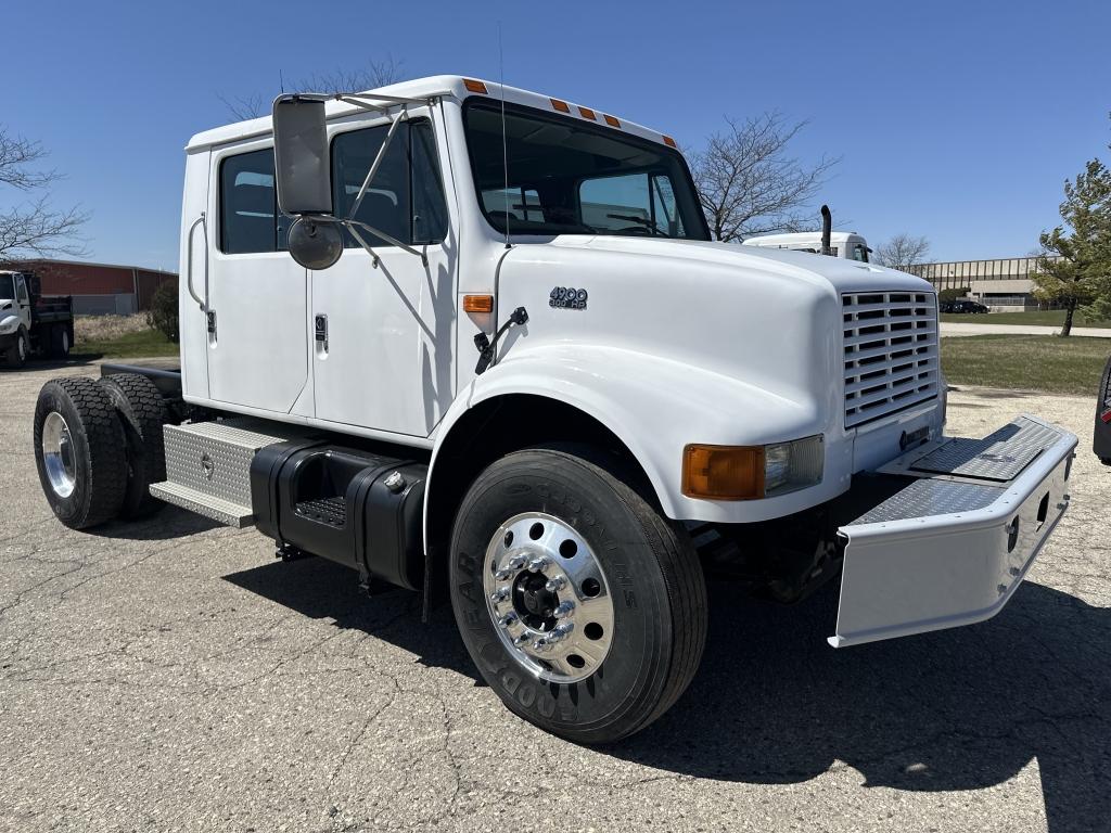 2001 International 4900 4x2 Straight Truck