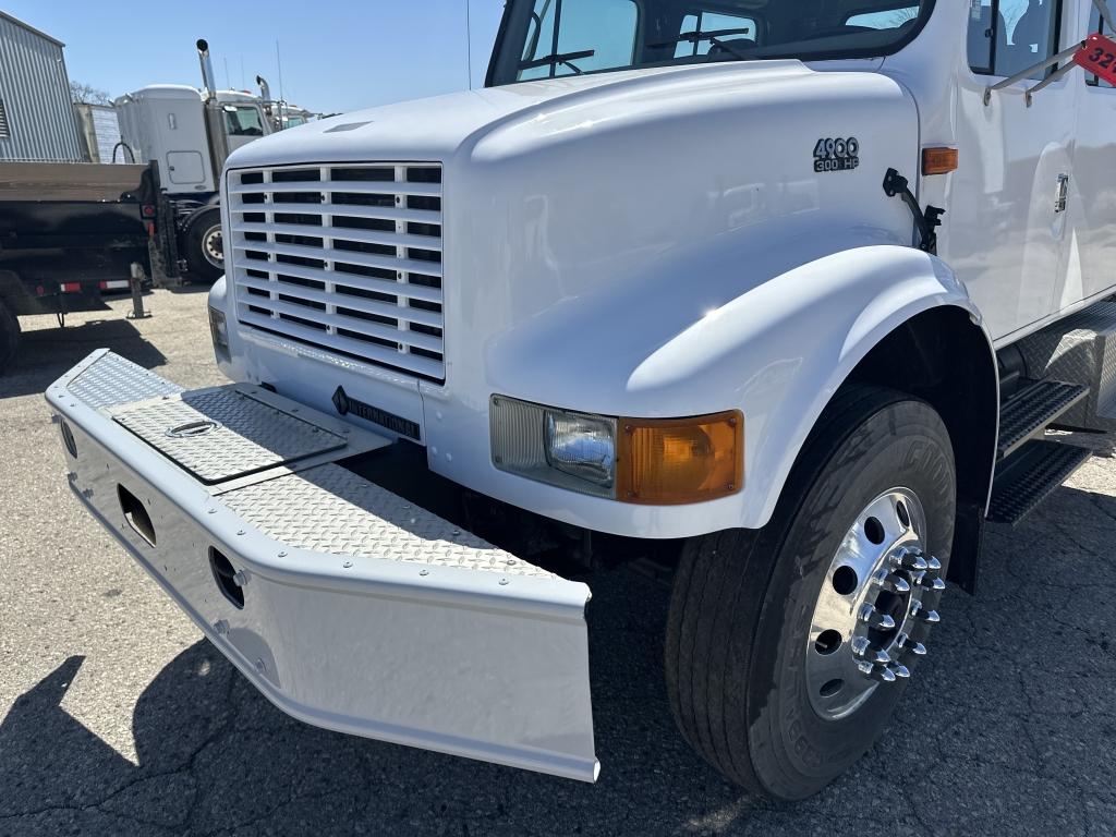 2001 International 4900 4x2 Straight Truck