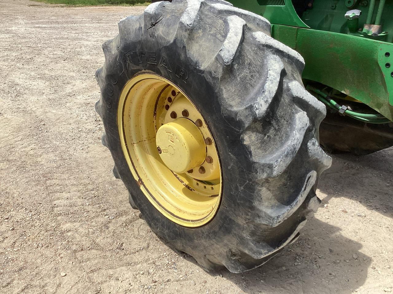 John Deere 7820 Tractor MFWD