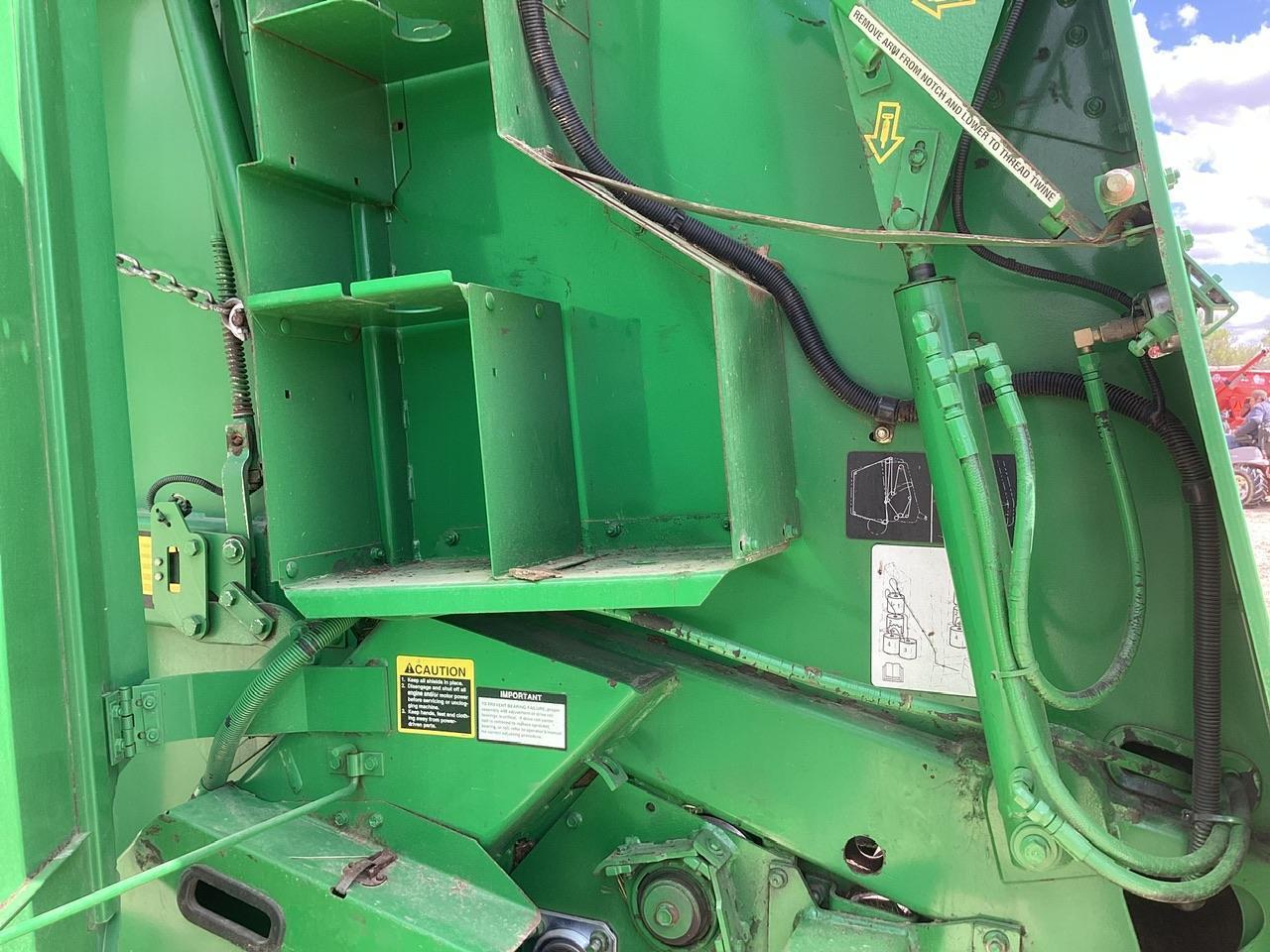 John Deere 568 Round Baler