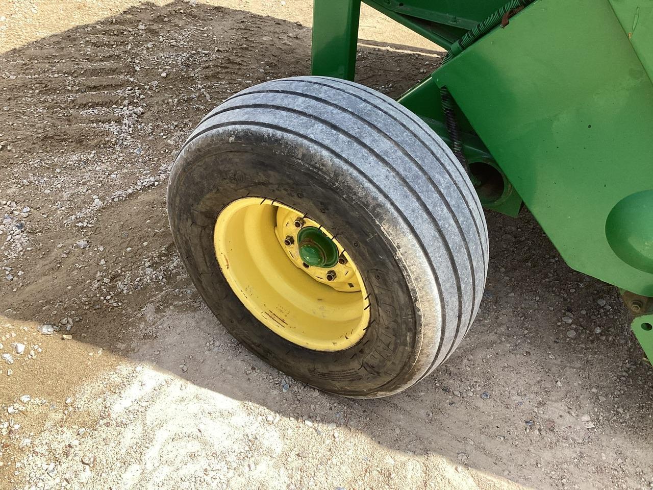 John Deere 568 Round Baler