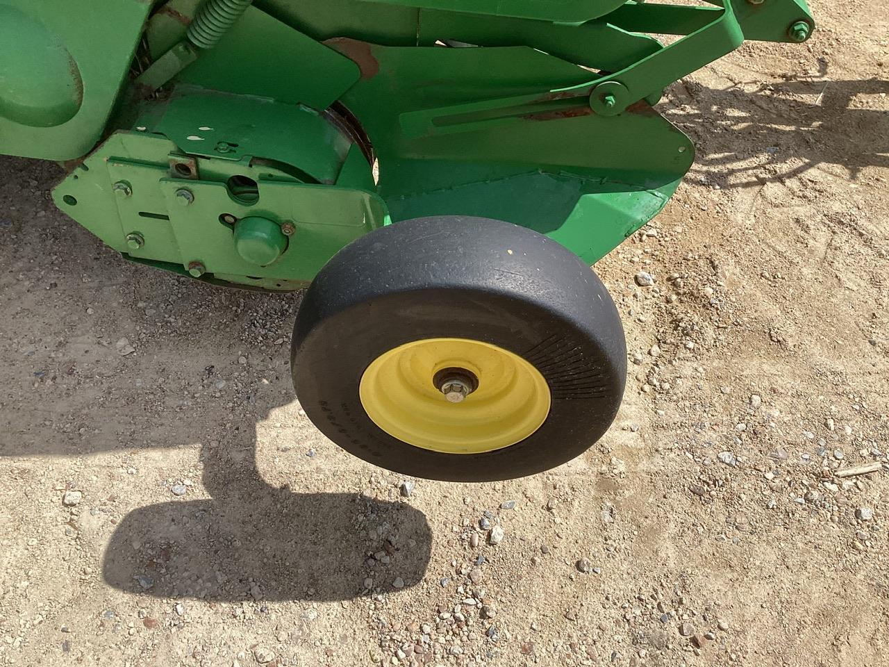 John Deere 568 Round Baler