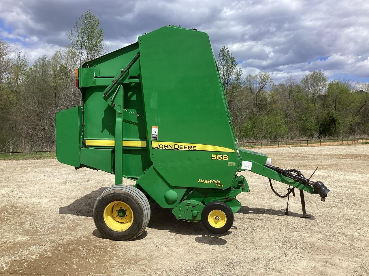 John Deere 568 Round Baler