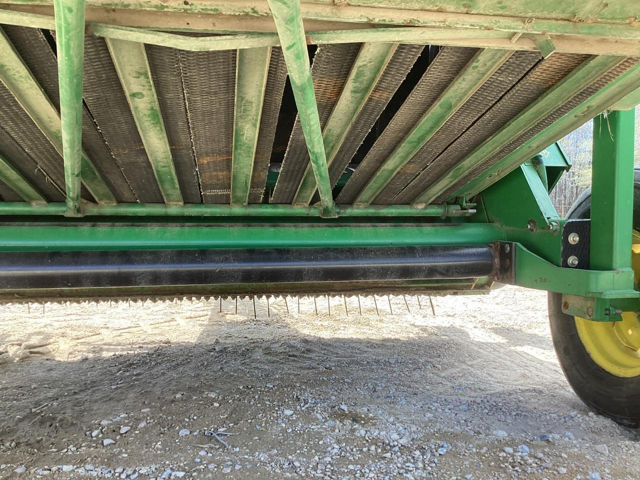 John Deere 568 Round Baler