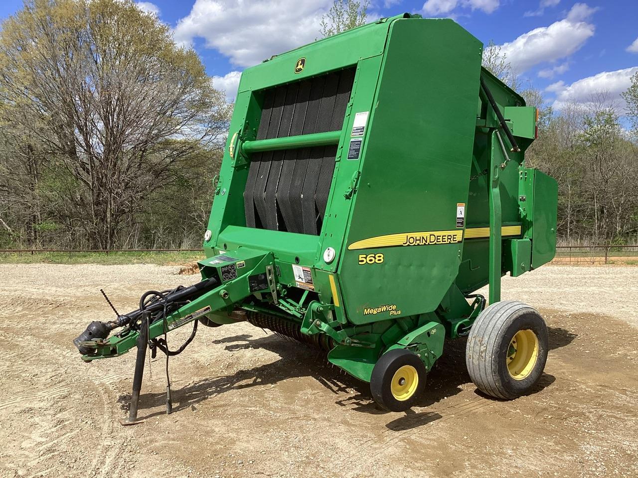 John Deere 568 Round Baler