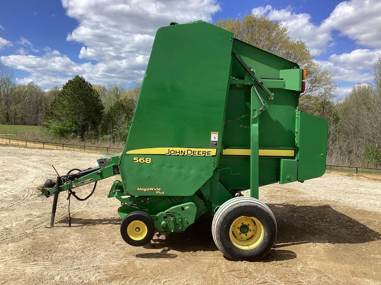 John Deere 568 Round Baler