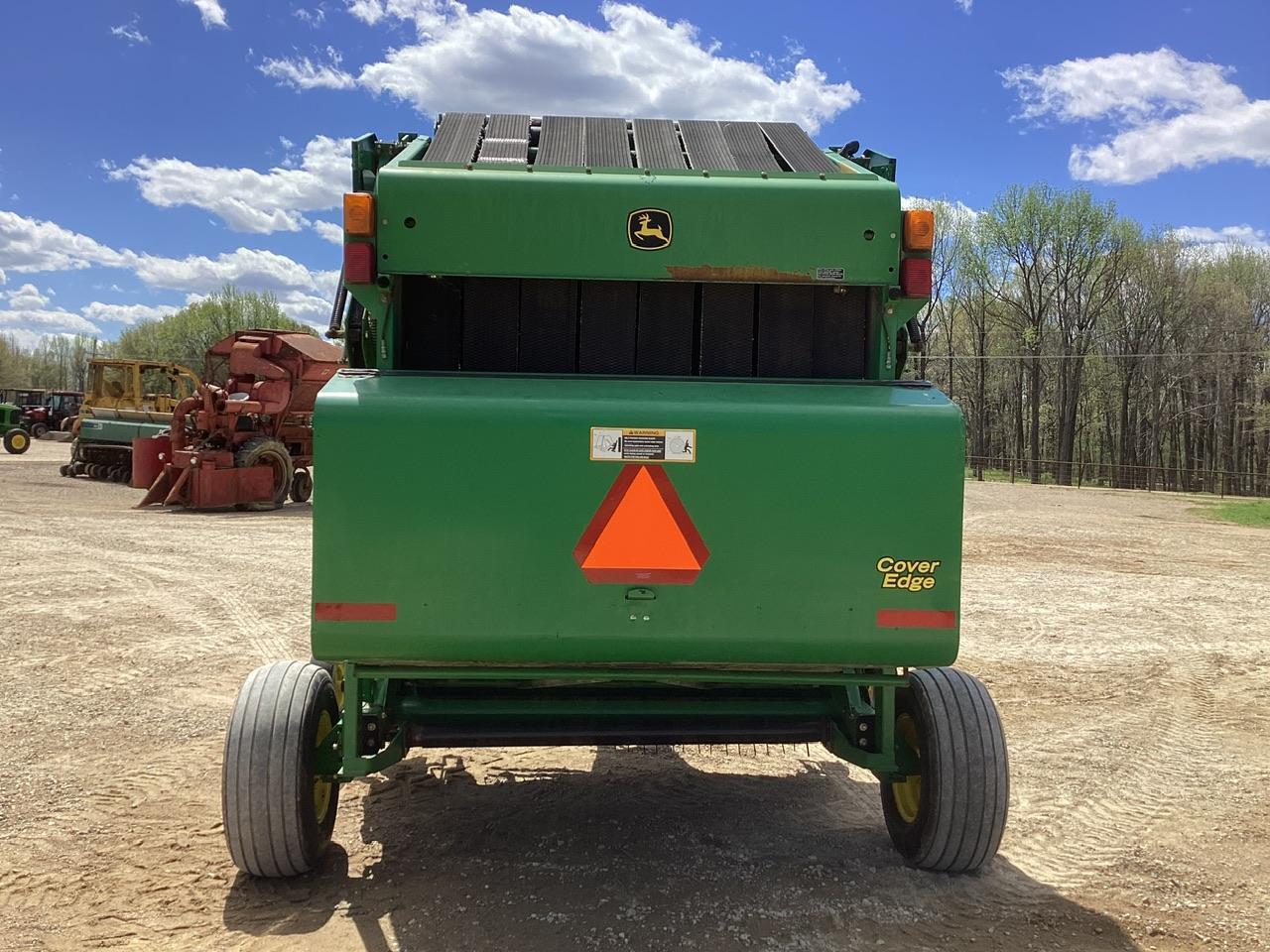 John Deere 568 Round Baler