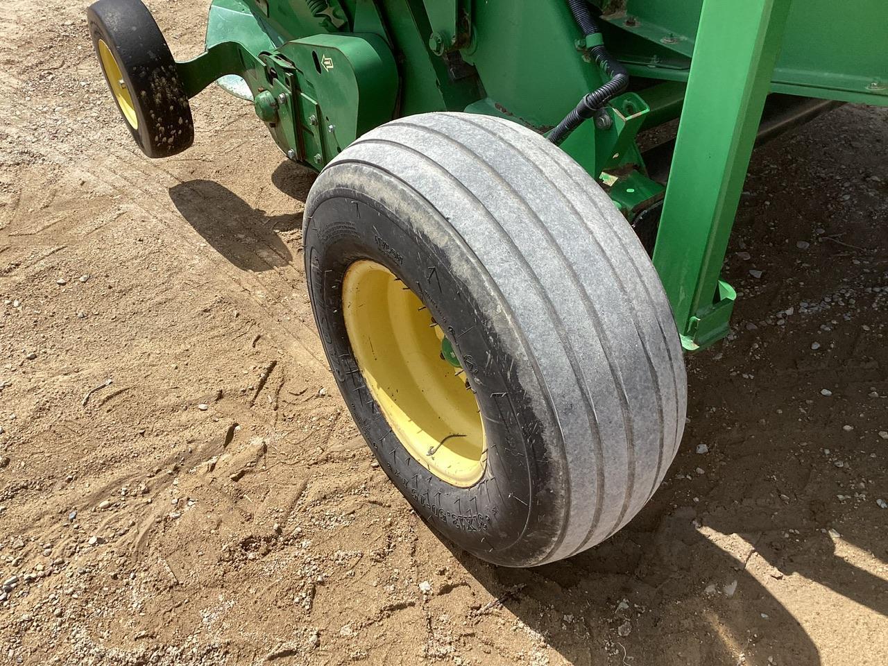 John Deere 568 Round Baler