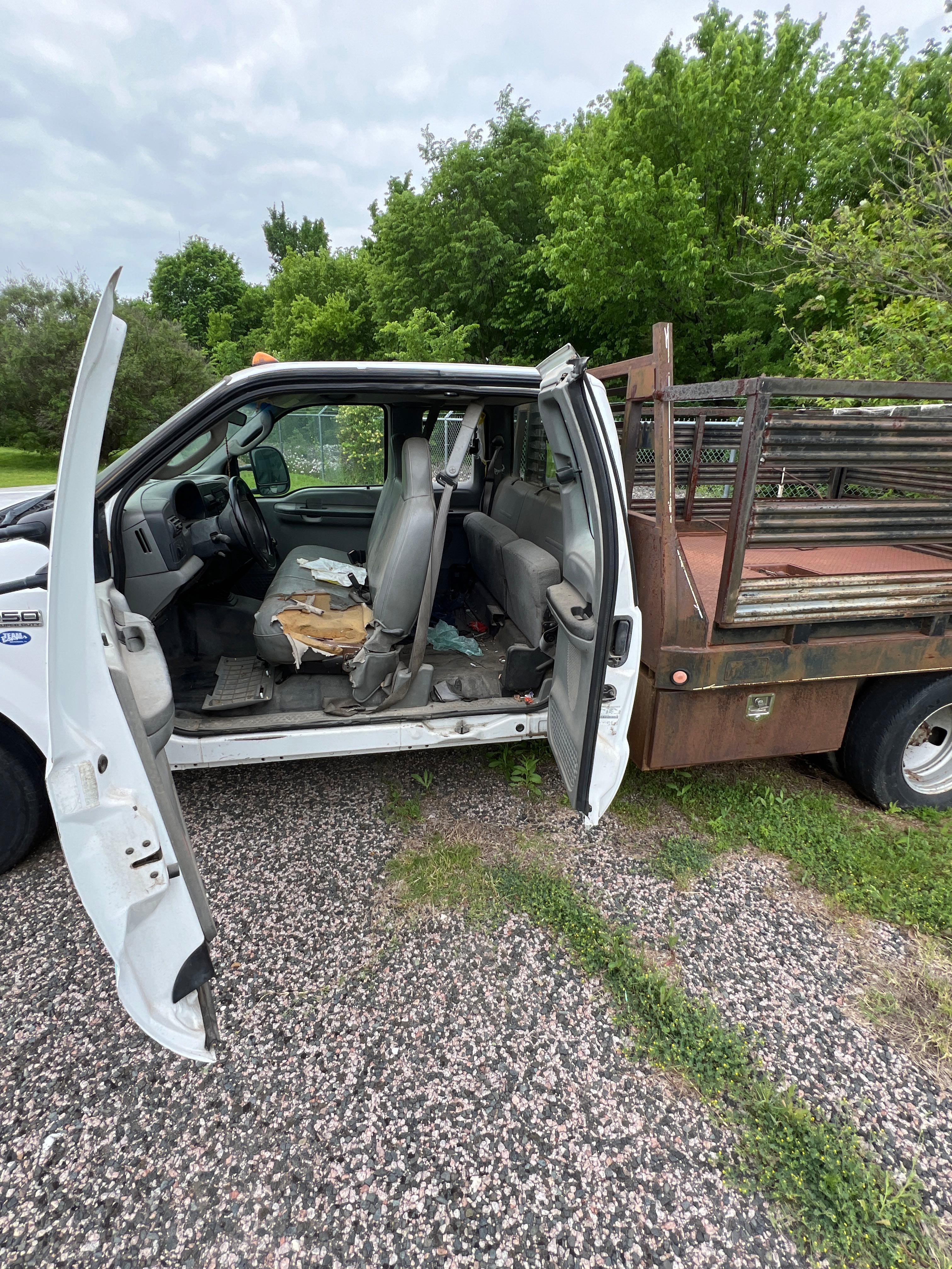 2006 Ford F350 Flatbed Truck - Standard Transmission - Does not run - No keys