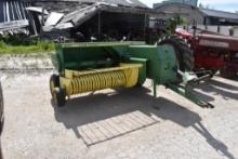 John Deere 327 Baler