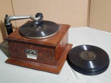 1920 Victor Talking Machine VV-IV Victrola Phonograph and 18 Records