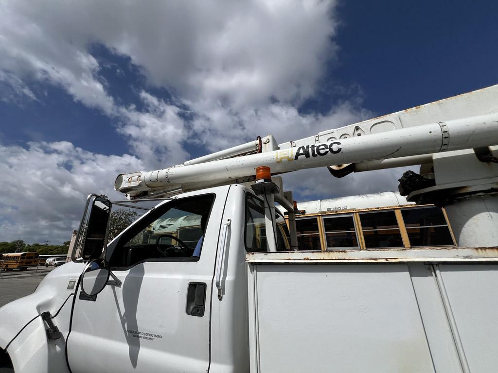 2006 Ford F-750 Super Duty Cab & Chassis Bucket Truck