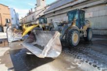 2011 WHEEL LOADER WITH BUCKET AND 6' FORKS