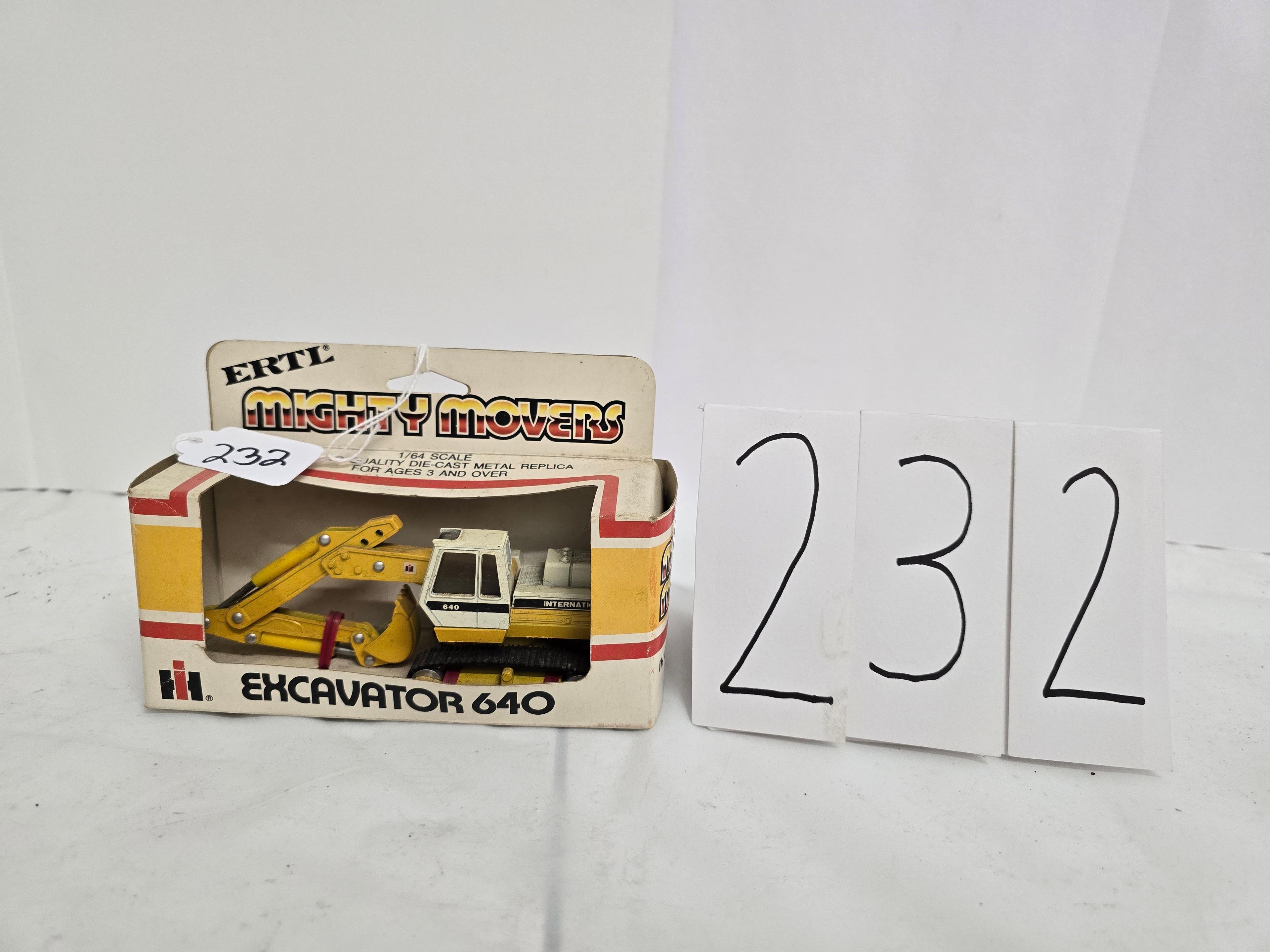 Ertl Mighty Movers IH excavator 640 #1854  1/64 scale box in fair condition