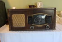 Vintage Zenith Radio w Antenna