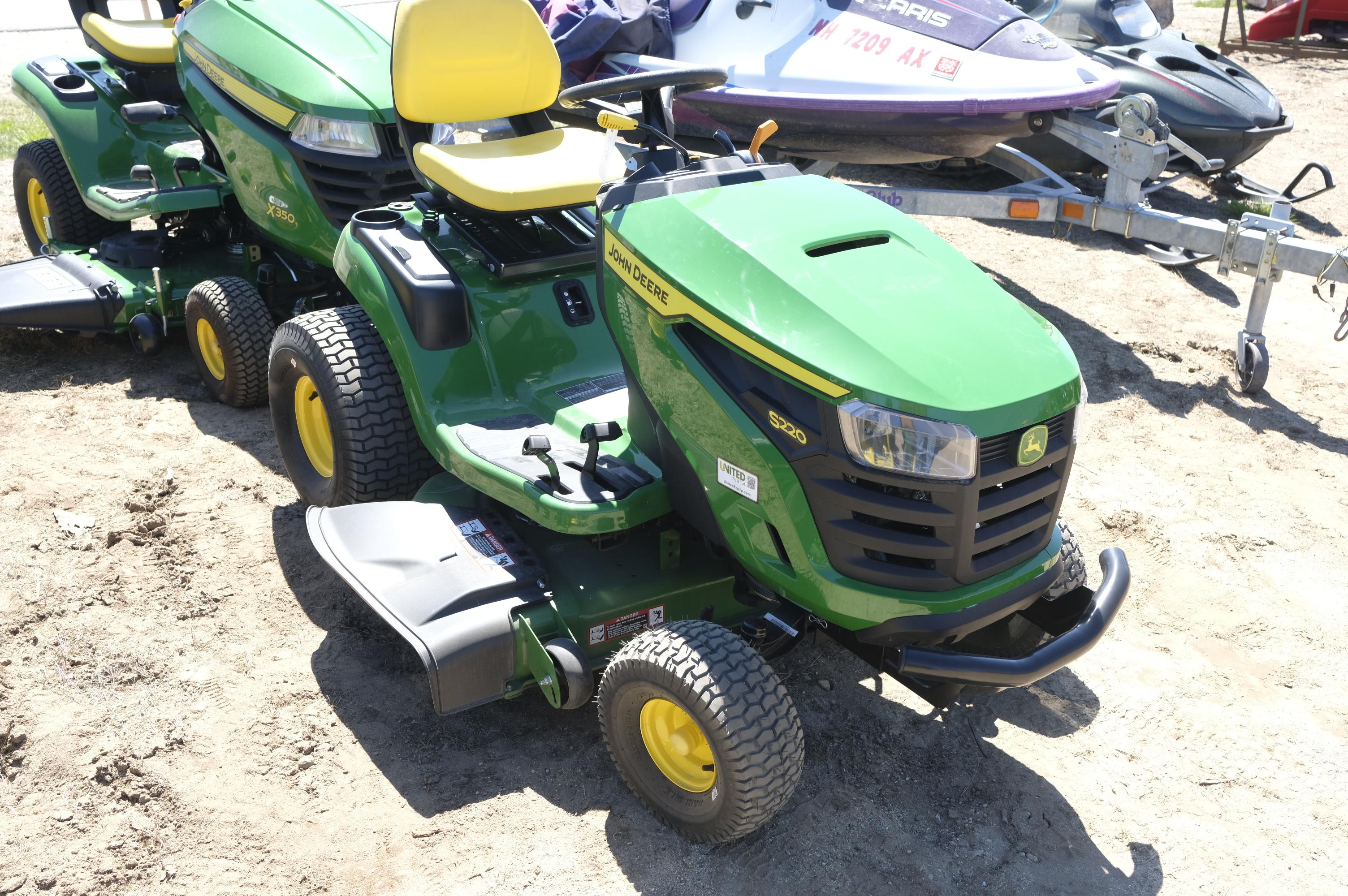 John Deere S220 riding lawn mower, like new