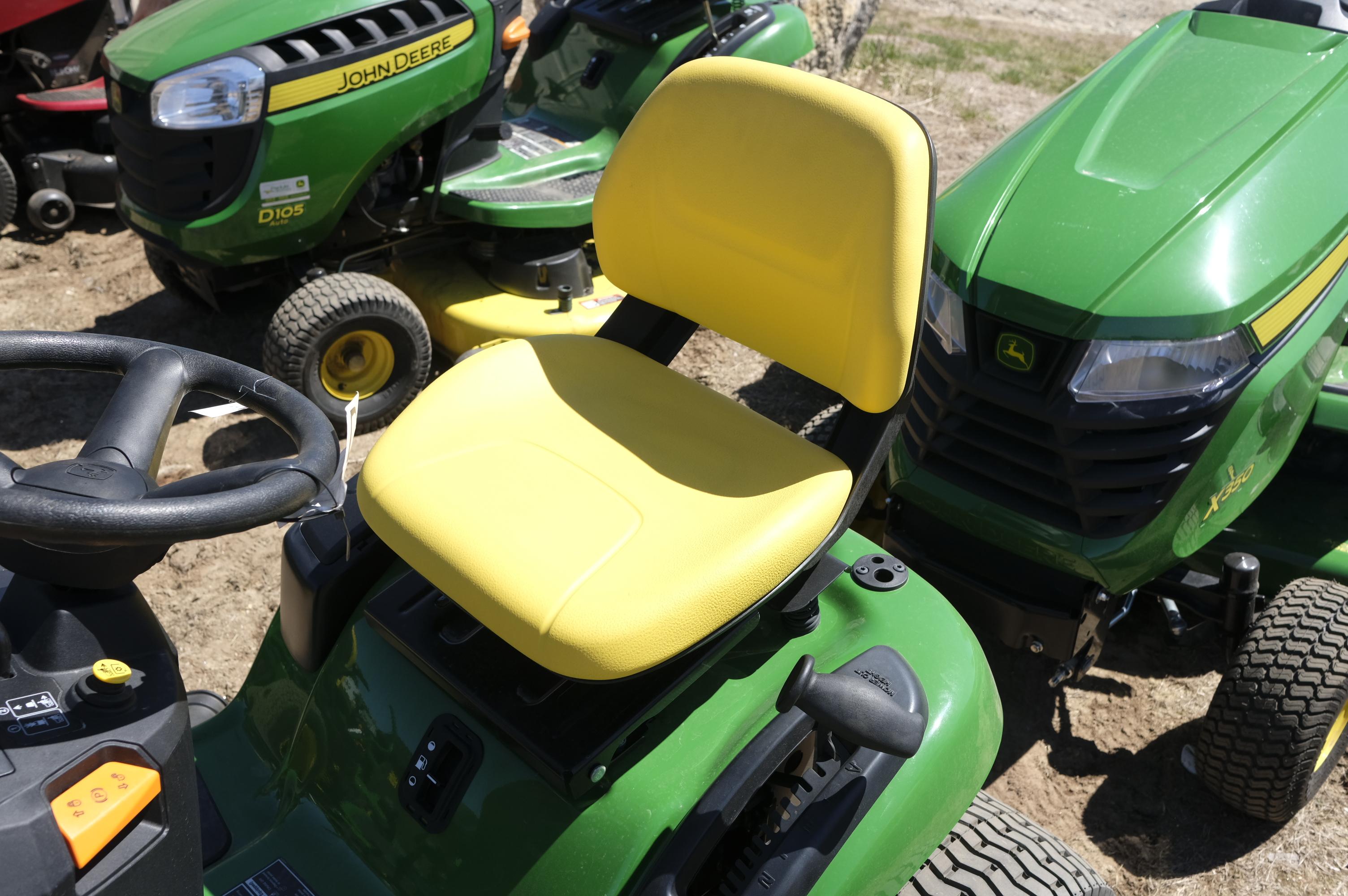 John Deere S220 riding lawn mower, like new