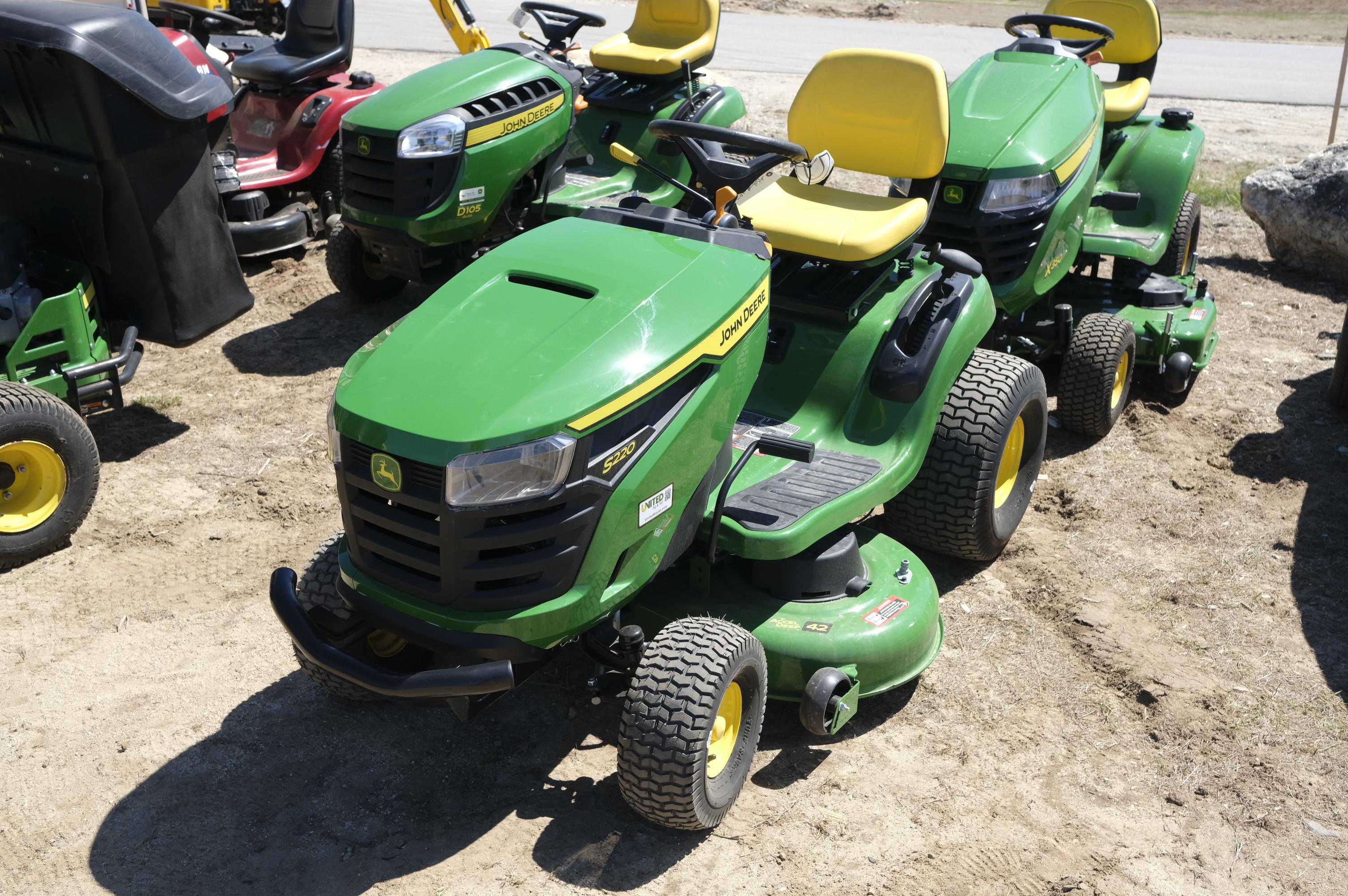 John Deere S220 riding lawn mower, like new