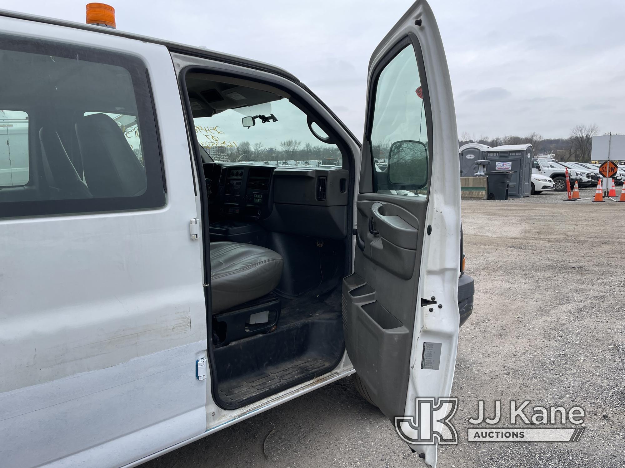 (Plymouth Meeting, PA) 2007 Chevrolet Express G3500 Window Cargo Van Runs & Moves, Oil Wrench Light