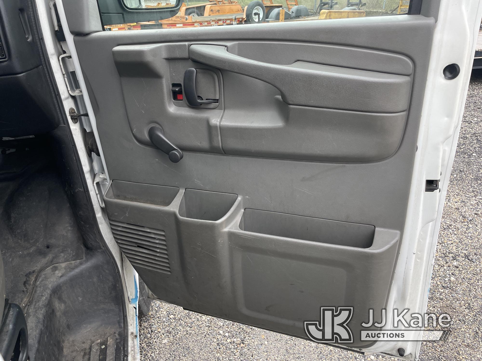 (Plymouth Meeting, PA) 2011 GMC Savana G3500 Cargo Van CNG Only) (Runs & Moves, Body & Rust Damage