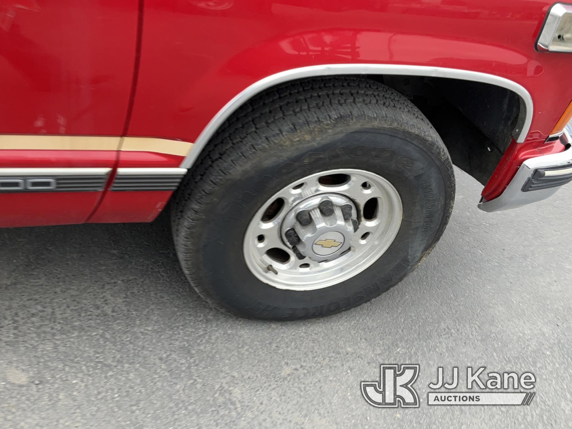 (Jurupa Valley, CA) 1999 Chevrolet Suburban 4-Door Sport Utility Vehicle Runs & Moves) (Interior Str