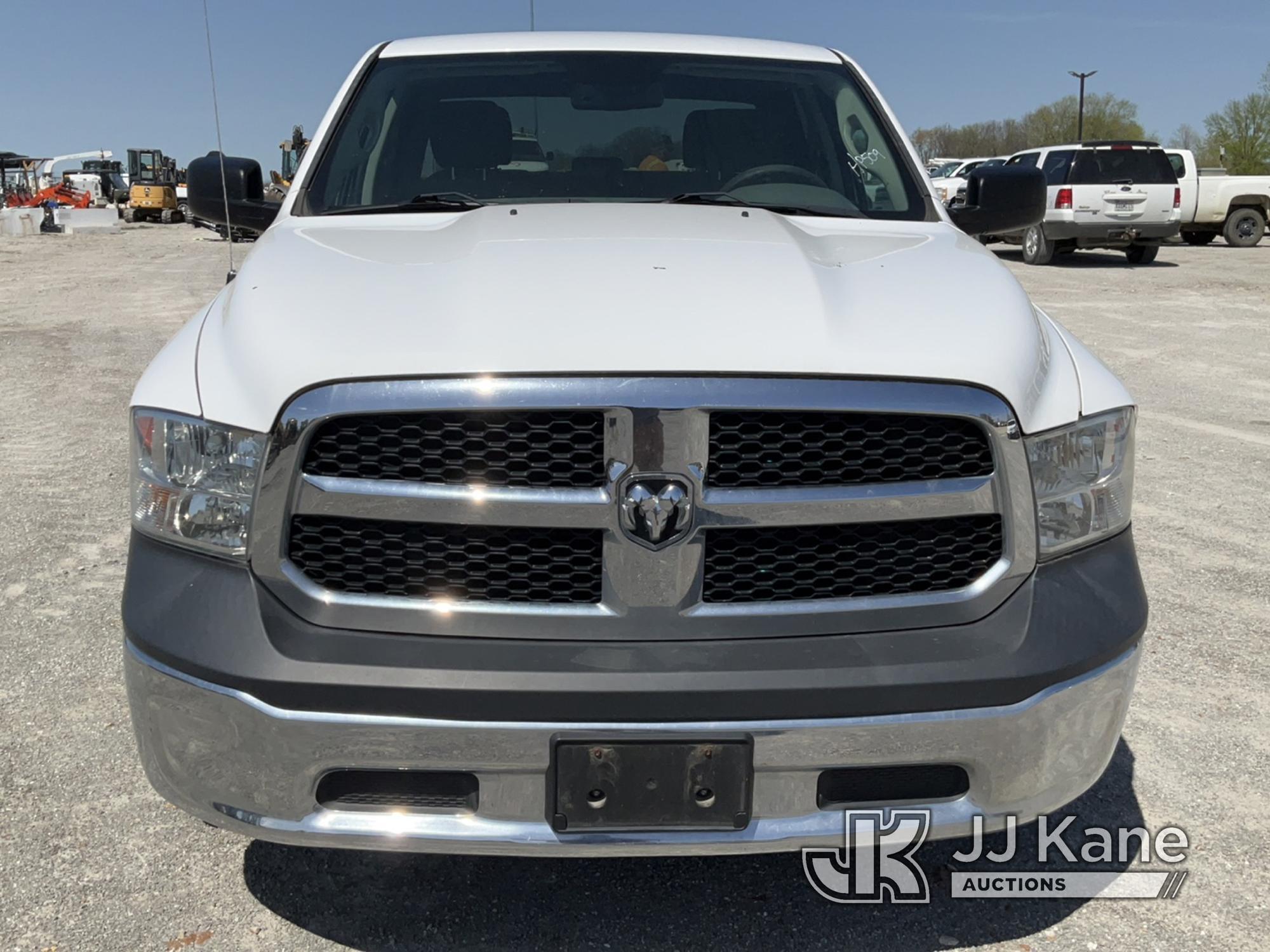 (Hawk Point, MO) 2016 RAM 1500 4x4 Crew-Cab Pickup Truck Runs & Moves) (Jump To Start, Check engine