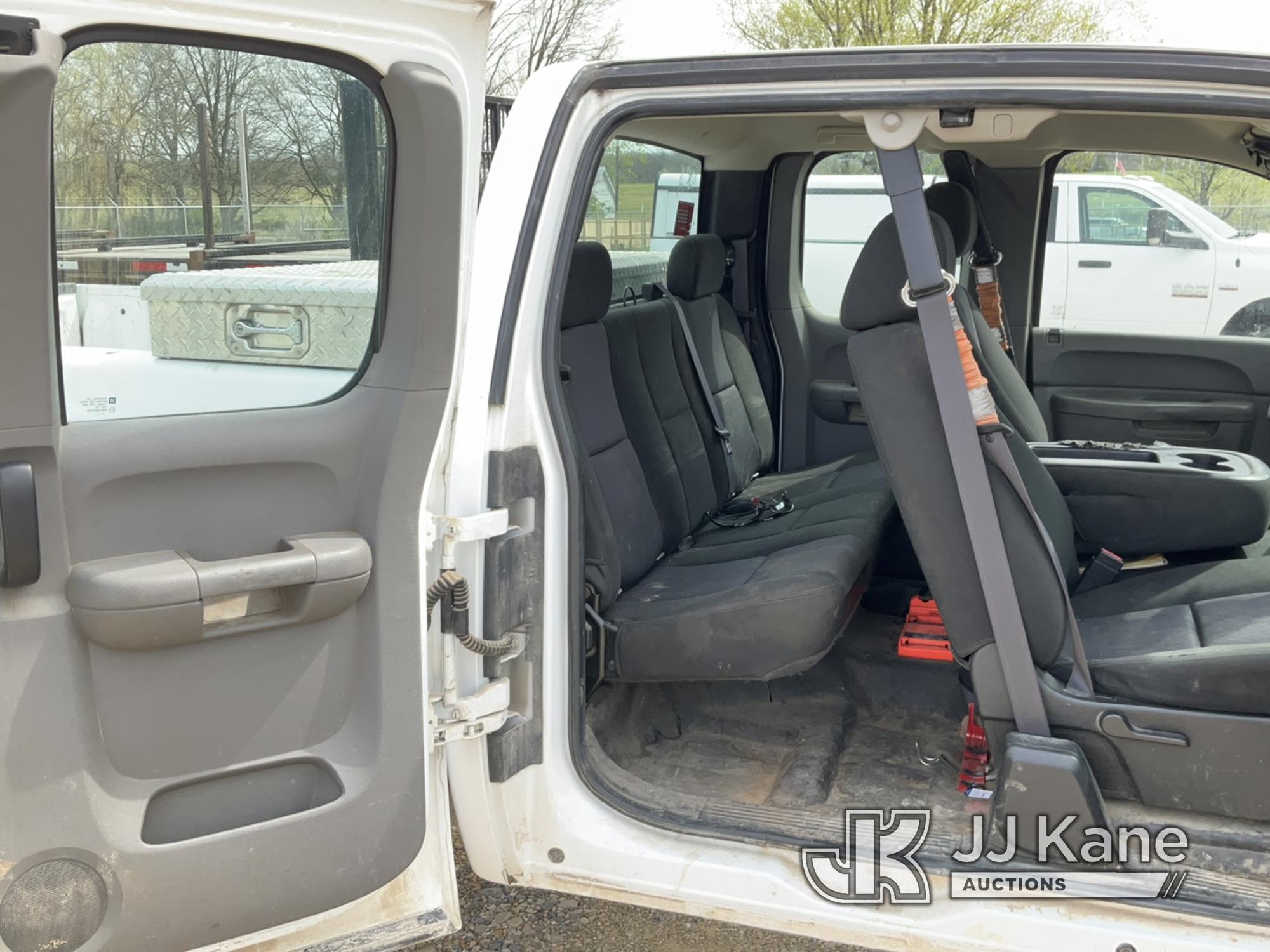 (Hawk Point, MO) 2011 Chevrolet Silverado 2500 Extended-Cab Pickup Truck Runs & Moves) (Paint damage