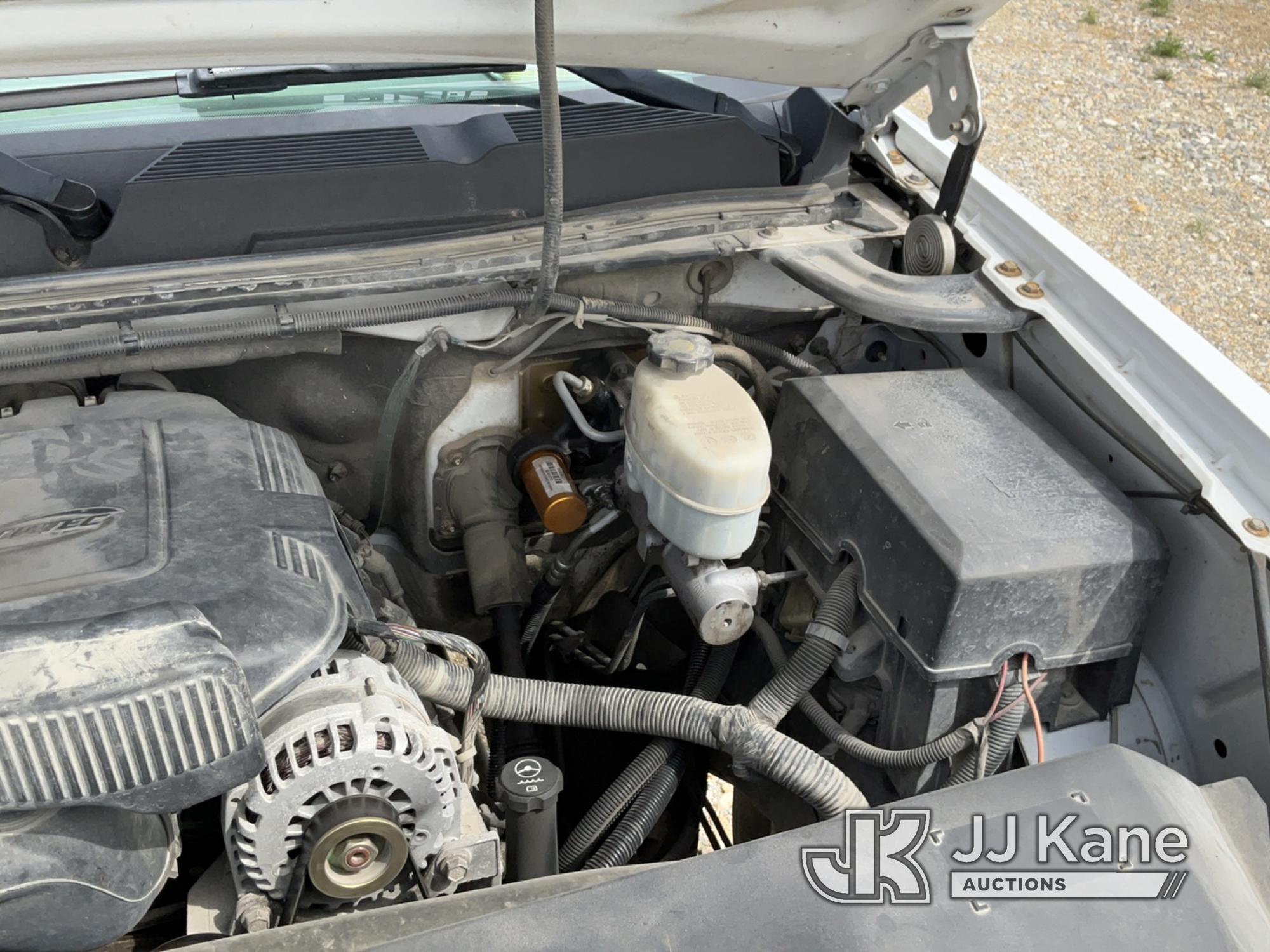 (Hawk Point, MO) 2011 Chevrolet Silverado 2500 Extended-Cab Pickup Truck Runs & Moves) (Paint damage