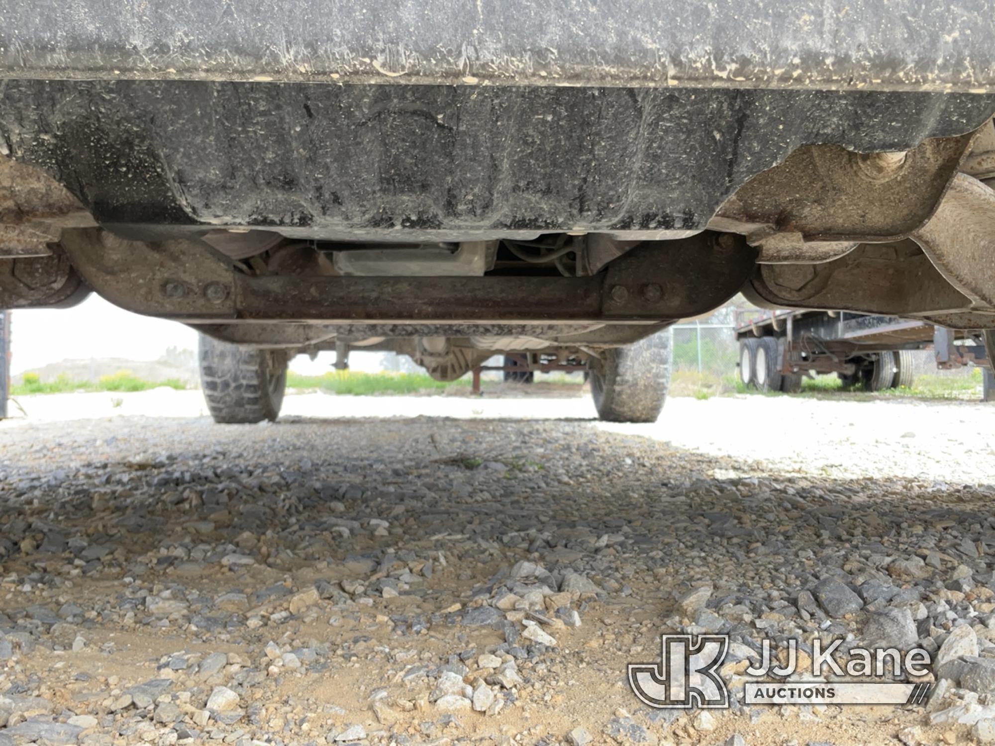 (Hawk Point, MO) 2011 Chevrolet Silverado 2500 Extended-Cab Pickup Truck Runs & Moves) (Paint damage