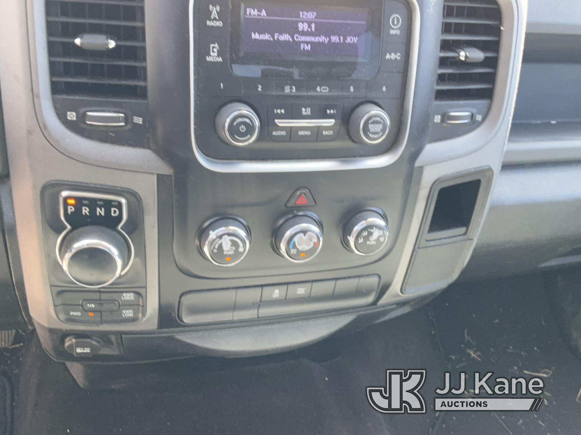 (Hawk Point, MO) 2016 RAM 1500 4x4 Crew-Cab Pickup Truck Runs & Moves) (Jump To Start, Check engine