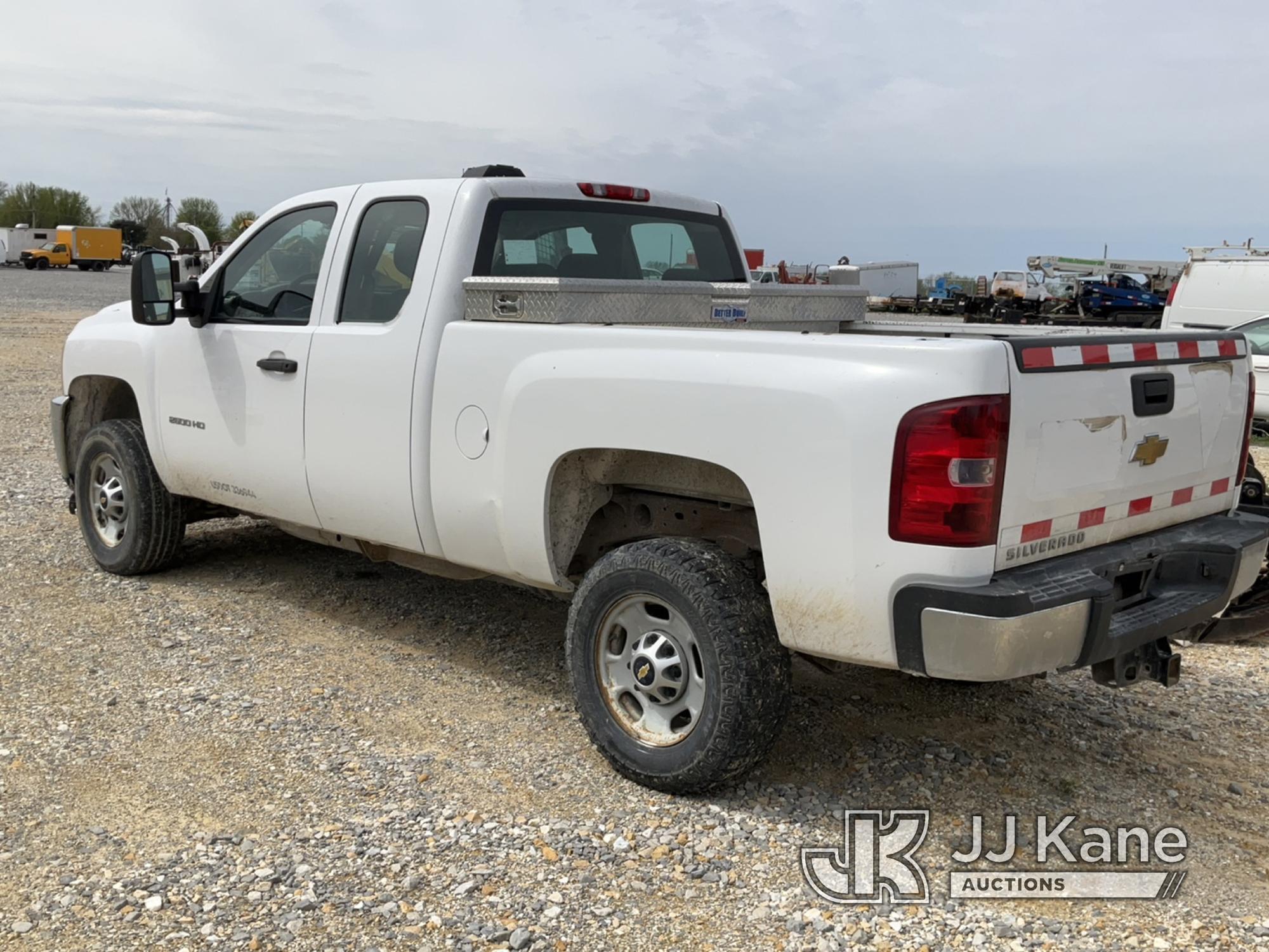 (Hawk Point, MO) 2011 Chevrolet Silverado 2500 Extended-Cab Pickup Truck Runs & Moves) (Paint damage