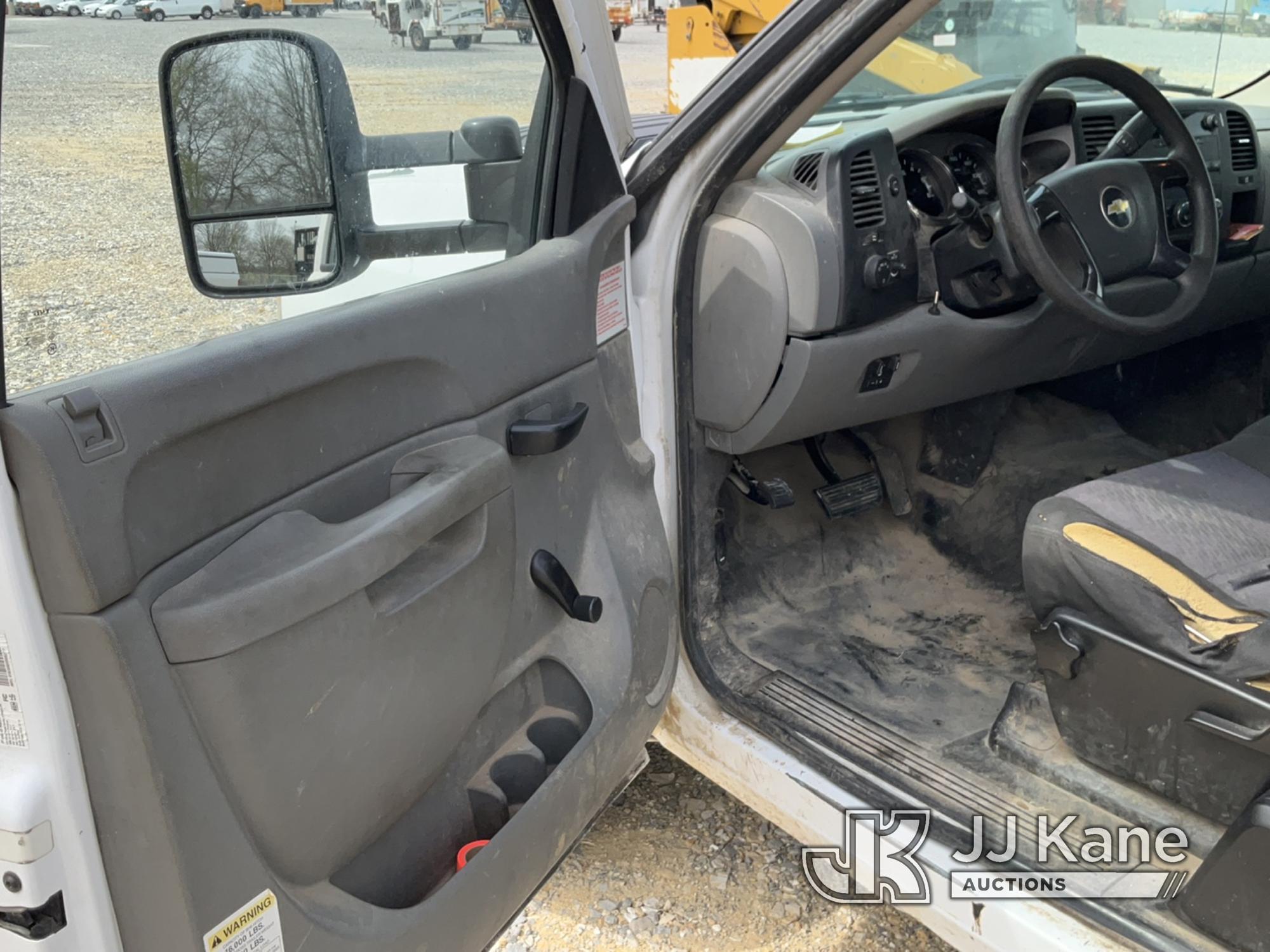 (Hawk Point, MO) 2011 Chevrolet Silverado 2500 Extended-Cab Pickup Truck Runs & Moves) (Paint damage