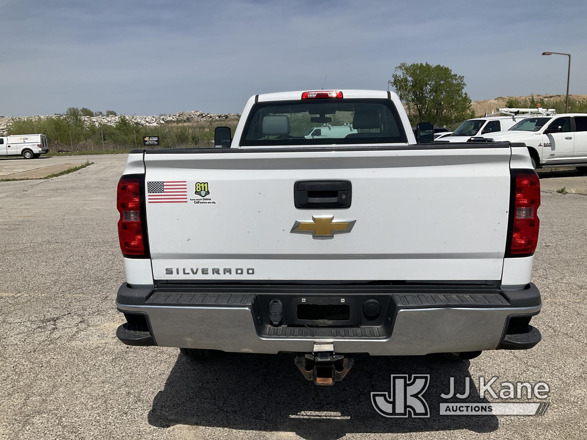 (Kansas City, MO) 2015 Chevrolet Silverado 2500HD Pickup Truck Runs & Moves) (Dents On Cab & Bed