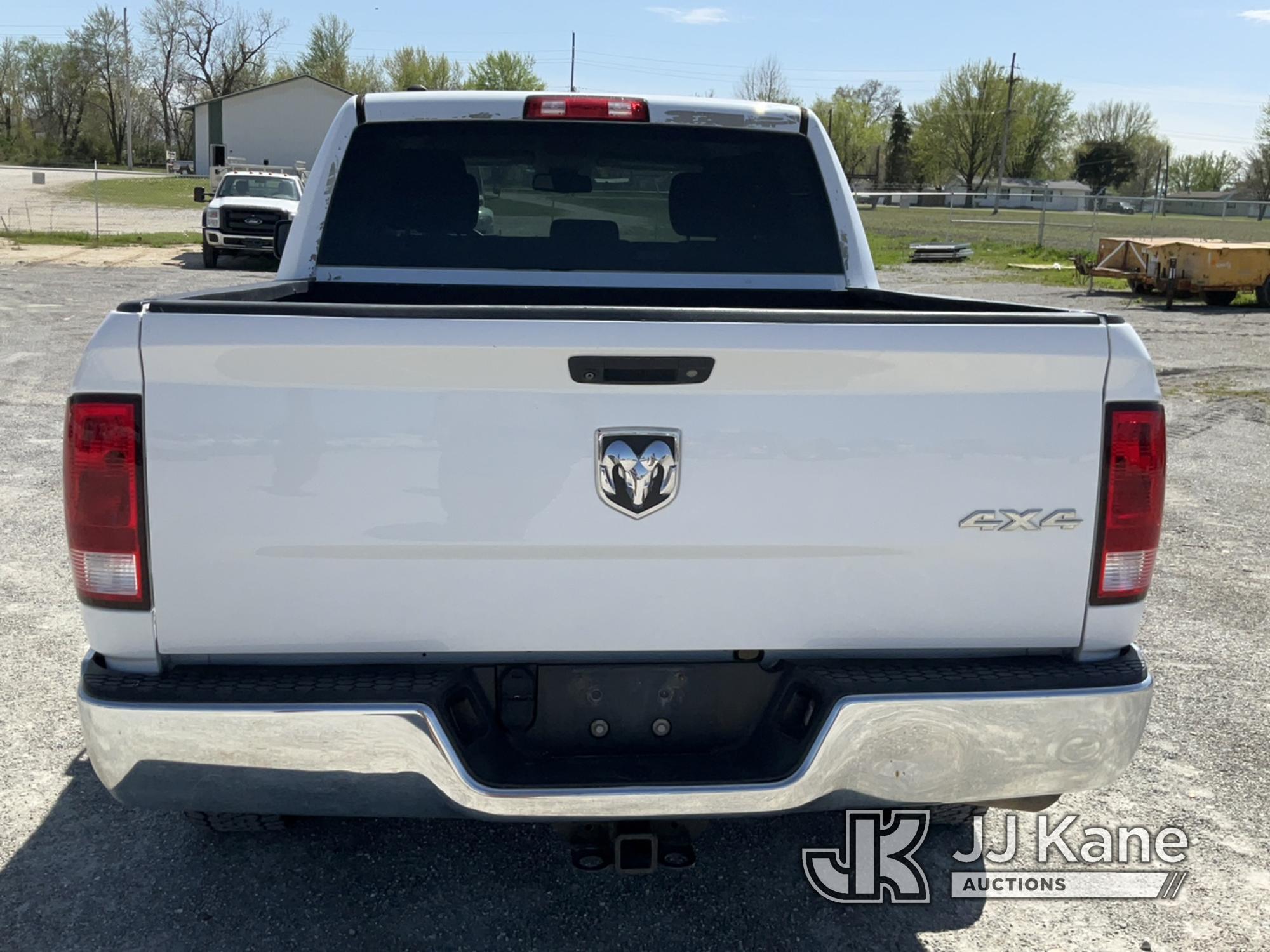 (Hawk Point, MO) 2016 RAM 1500 4x4 Crew-Cab Pickup Truck Runs & Moves) (Jump To Start, Check engine