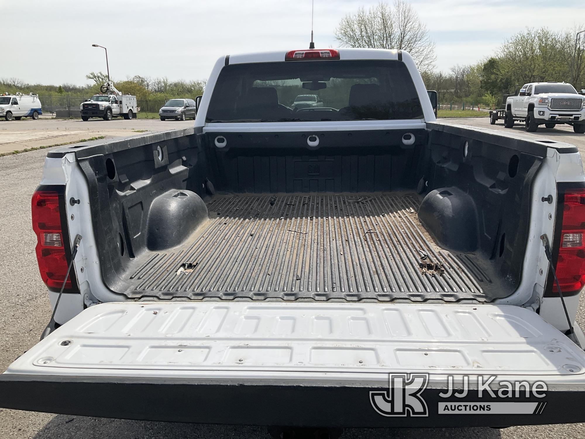 (Kansas City, MO) 2015 Chevrolet Silverado 2500HD 4x4 Pickup Truck Runs & Moves) ABS, Traction Contr