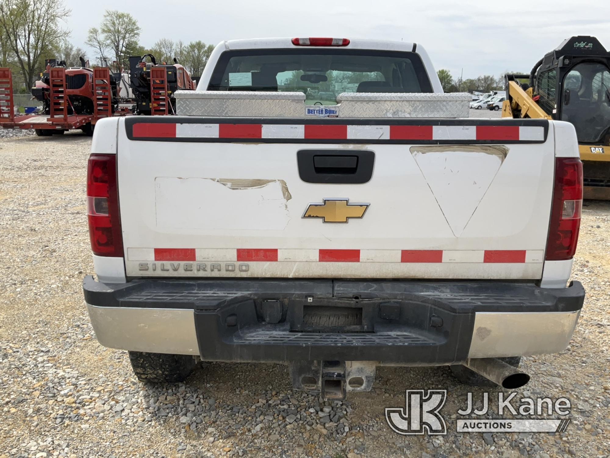 (Hawk Point, MO) 2011 Chevrolet Silverado 2500 Extended-Cab Pickup Truck Runs & Moves) (Paint damage