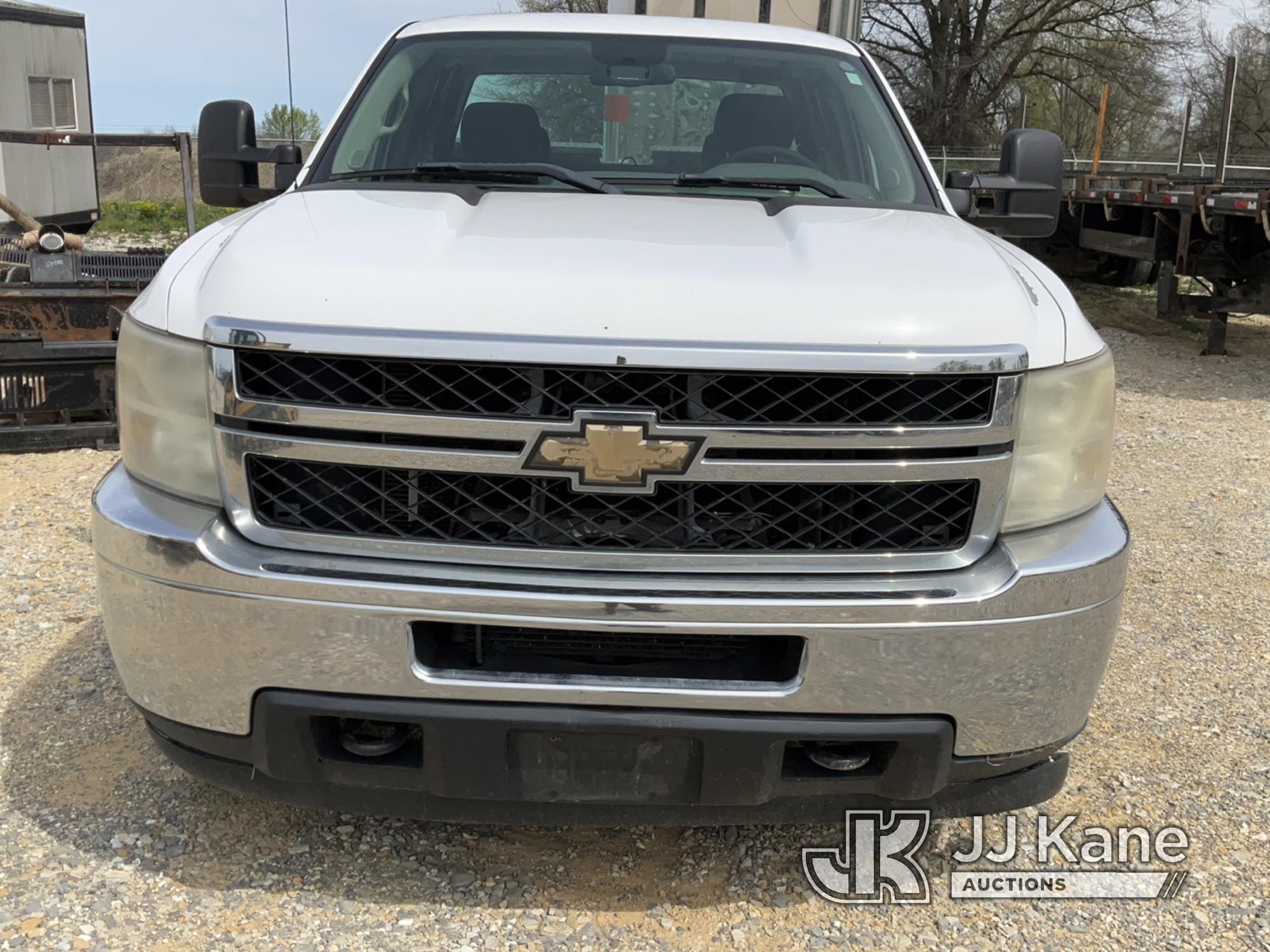 (Hawk Point, MO) 2011 Chevrolet Silverado 2500 Extended-Cab Pickup Truck Runs & Moves) (Paint damage