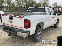 (Hawk Point, MO) 2011 Chevrolet Silverado 2500 Extended-Cab Pickup Truck Runs & Moves) (Paint damage