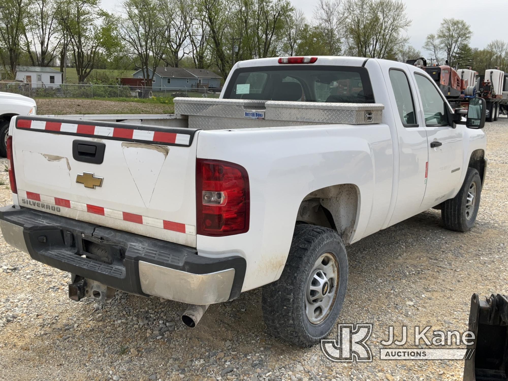 (Hawk Point, MO) 2011 Chevrolet Silverado 2500 Extended-Cab Pickup Truck Runs & Moves) (Paint damage